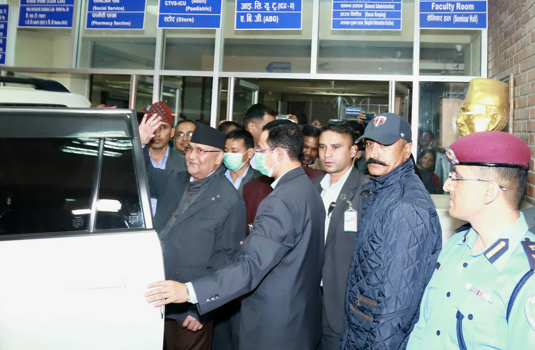 रातारात अस्पताल पुर्याइएका प्रम ओली ५ दिनपछि यसरी हात हल्लाउँदै फर्के निवास