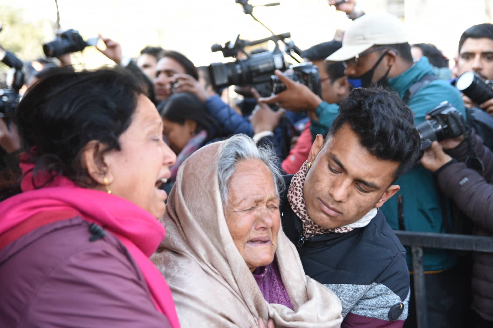 'थुक्क, म्यानरलेस पत्रकार!'
