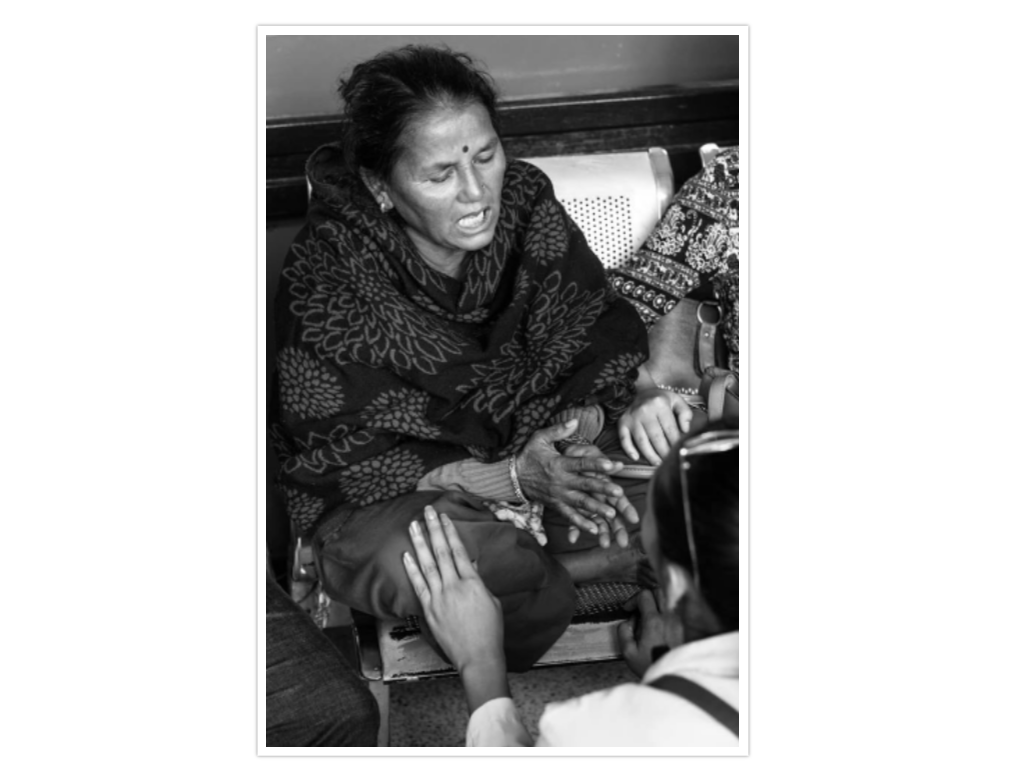 एसिड पीडित वसन्तीकी आमाको अस्पतालबाट पुकार, 'हे, पशुपतिनाथ छोरीलाई बचाइदेऊ!'