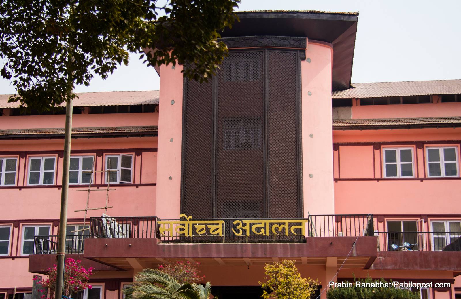 सर्वोच्चको व्याख्या : विदेशी नागरिकता लिएपछि 'नेपाली नागरिक' हुन पाइन्न, विषयान्तर फैसला भएको रिट निवेदकको आरोप